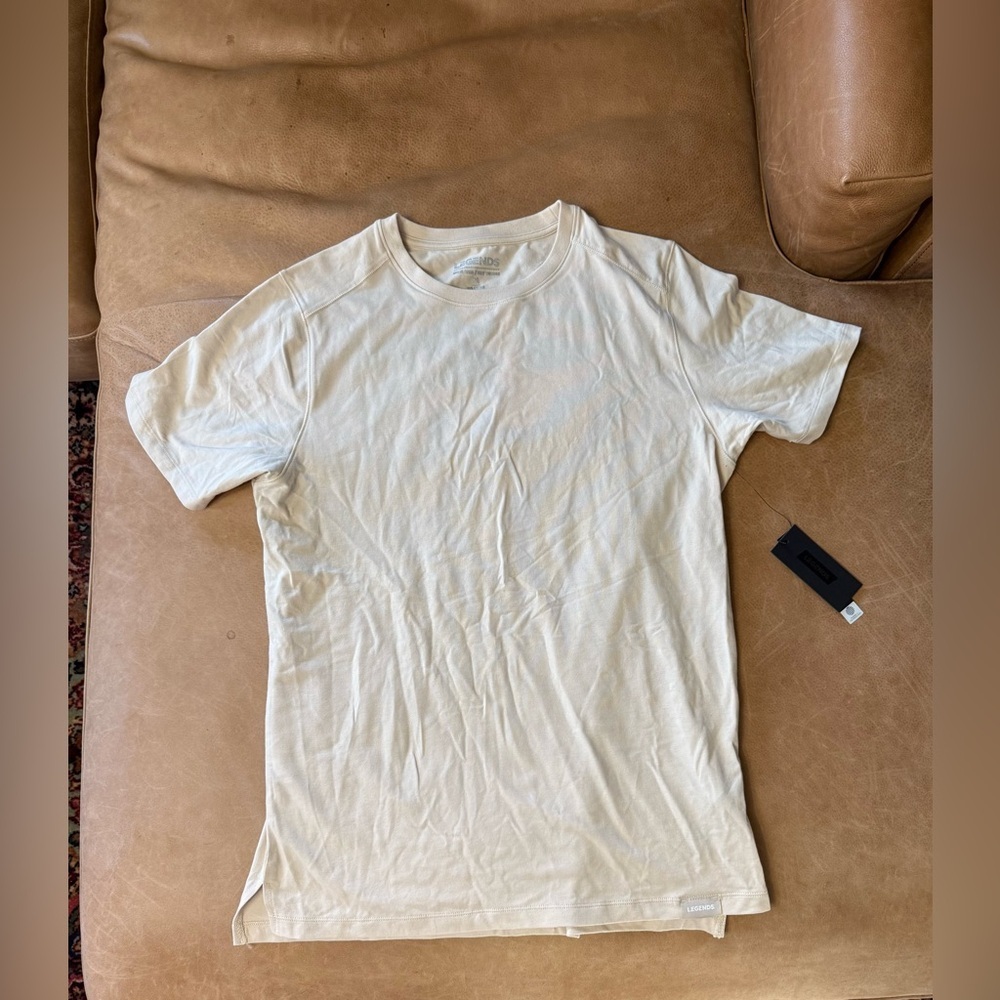 Legends Cream Aviation Tee Split Hem Men’s Medium NWT Small Hole